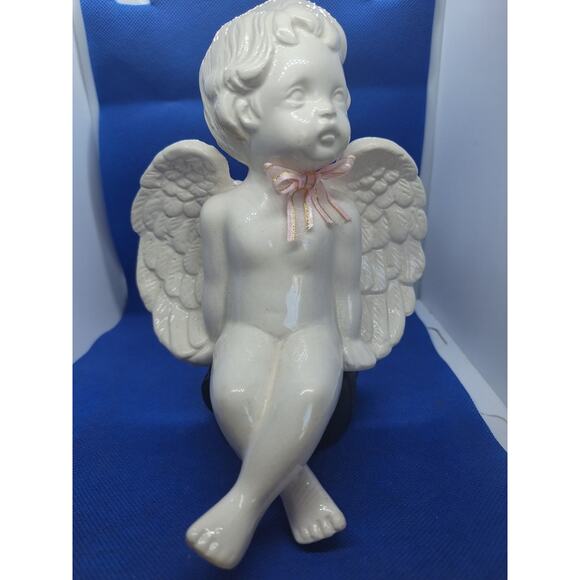 Ceramic shelf sitting angel cherub w/ pink bow vintage read - Picture 1 of 10